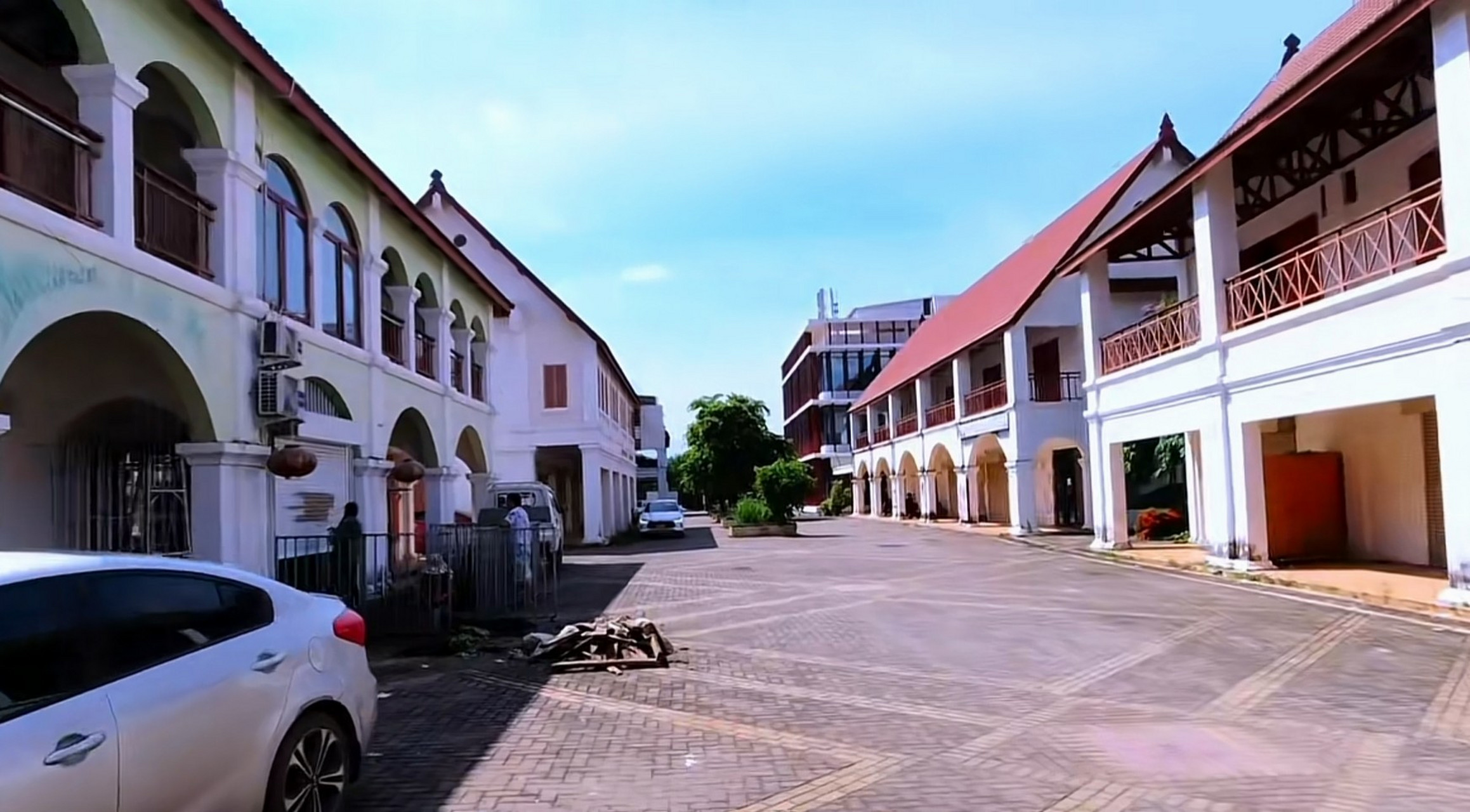 老挝万象,中资企业开发商业铺面,地图中正中心位置,相当于上海外滩.