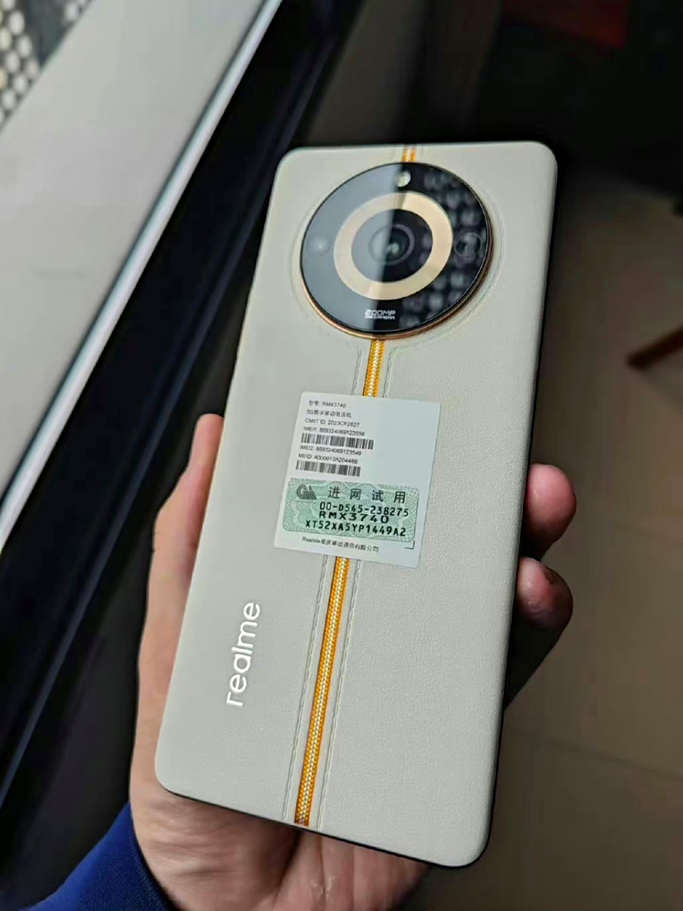 真我11pro 真机图曝光,背部设计有点像包的拉链,手机感觉挺大的 67