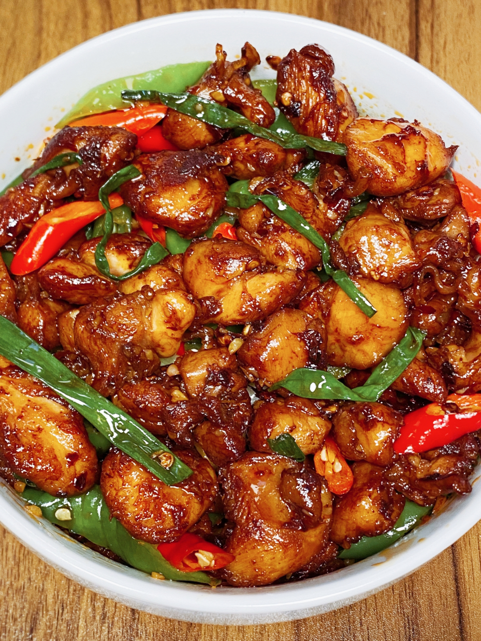 美食# 香辣过瘾的「青椒鸡腿肉」,做法简单又美味,快来试试吧~  诵梃