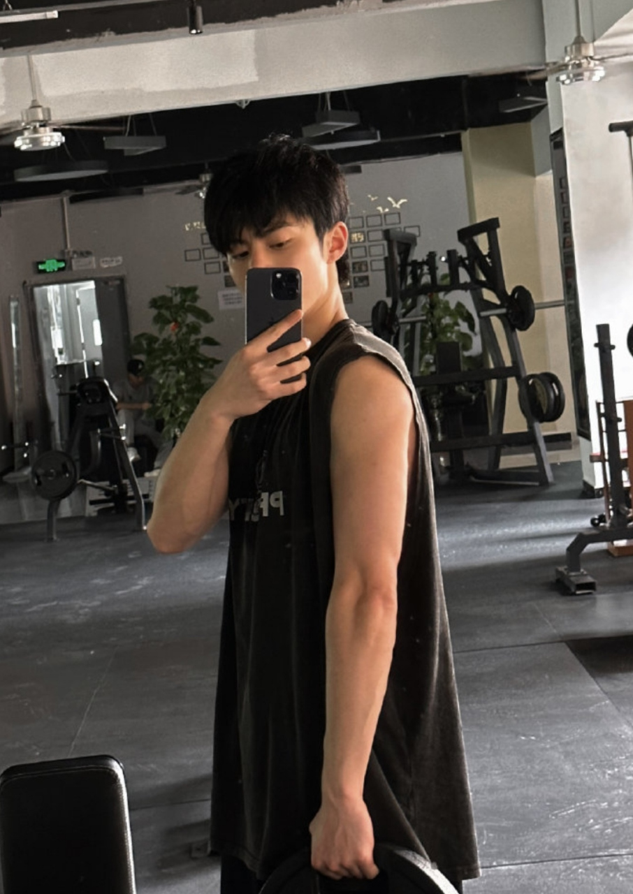 王鹤棣在健身房自拍,戴着口罩帽子遮不住眉眼帅气,双眼皮太优越.