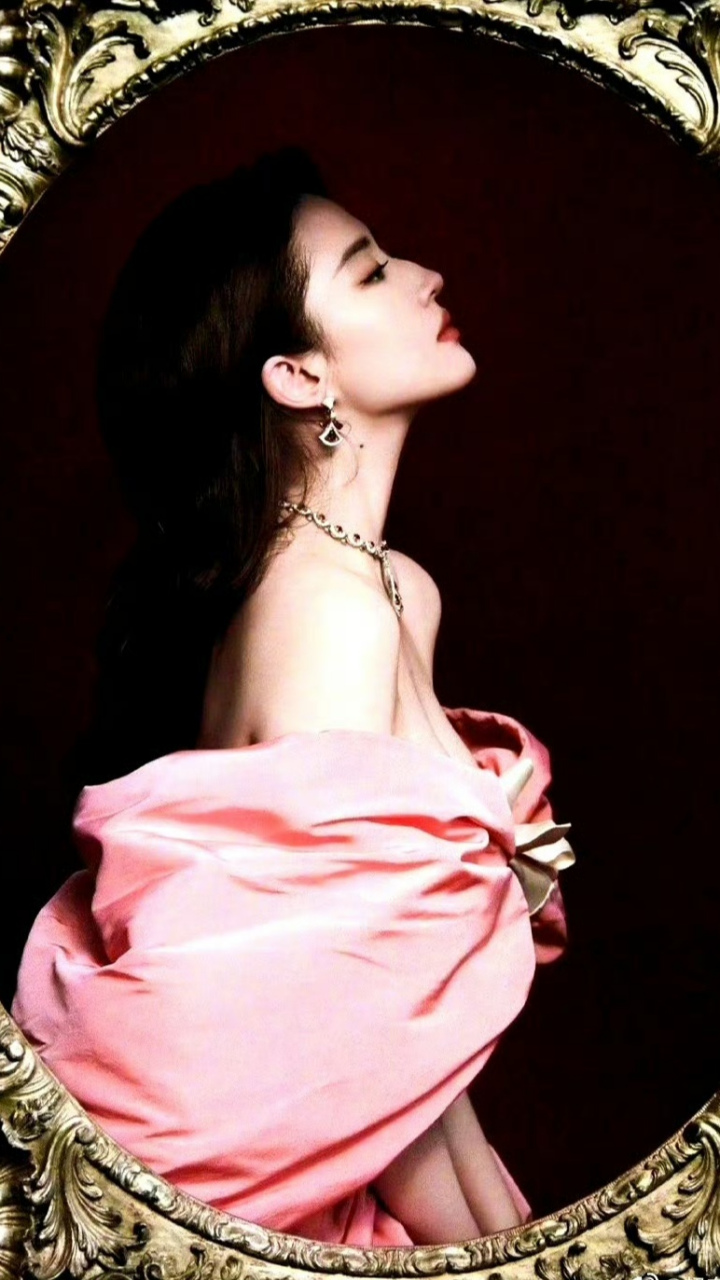 刘亦菲抹胸蝴蝶结粉裙# 刘亦菲出席活动身穿抹胸蝴蝶结粉裙,整个人看