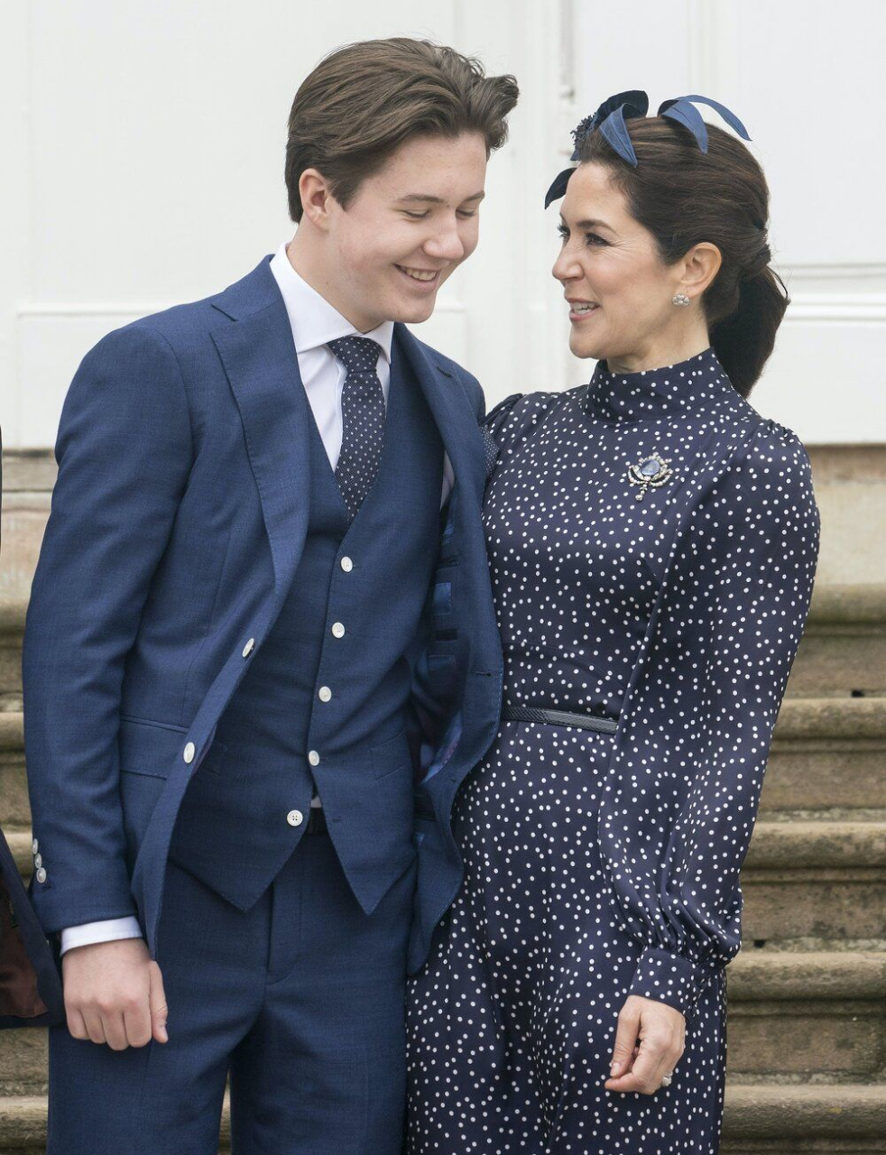 玛丽王妃又佩戴蓝宝石胸针了,小巧精致还百搭,古董珠宝就是百看不腻!