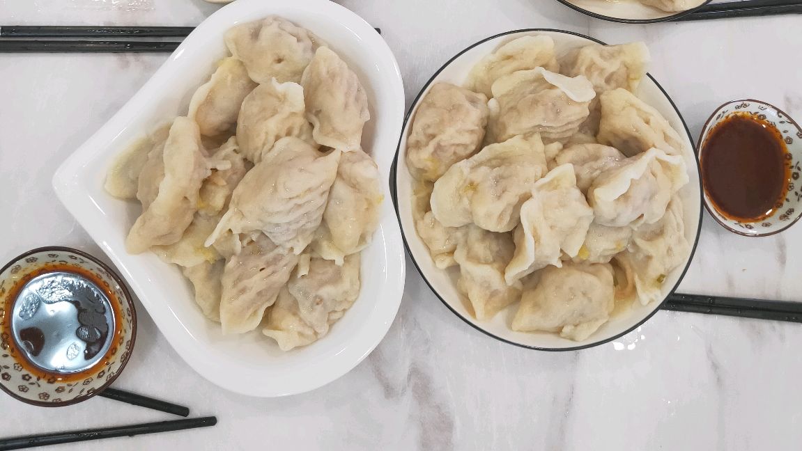 挑战100天早餐面食不重样第1天:酸菜猪肉大水饺,馅香味美,好吃