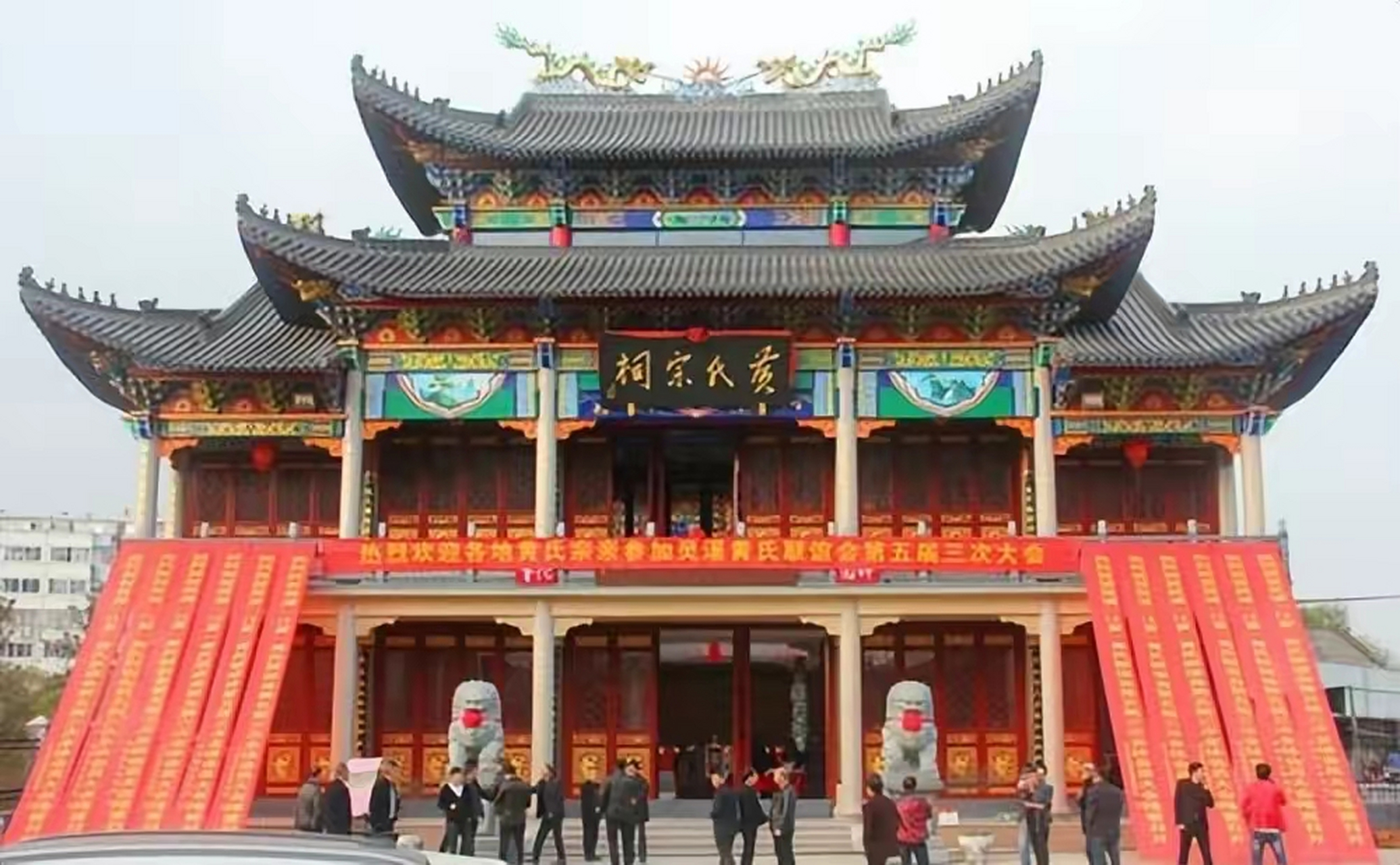 浙江省温州市苍南县灵溪镇陡门头村的一座黄氏宗祠将被强拆,引发了