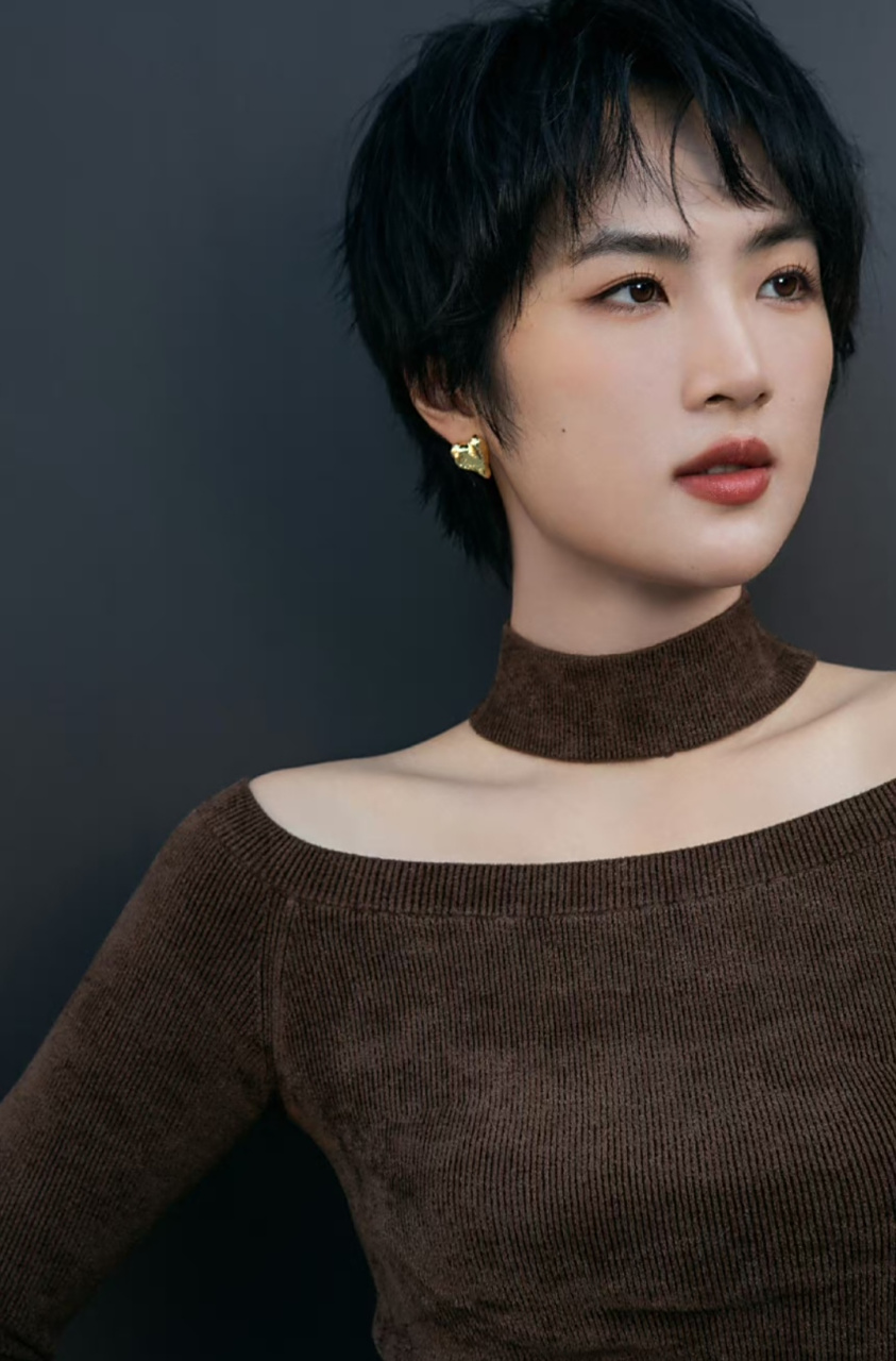 姚安娜晒生活照,越来越有女企业家的气质了,长期不变的短发很干练