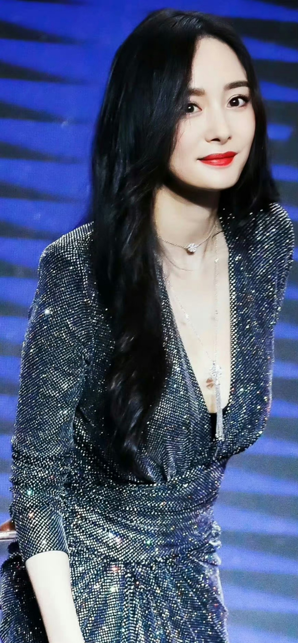 杨幂#  身穿银色低胸紧身长裙美翻了 太性感了