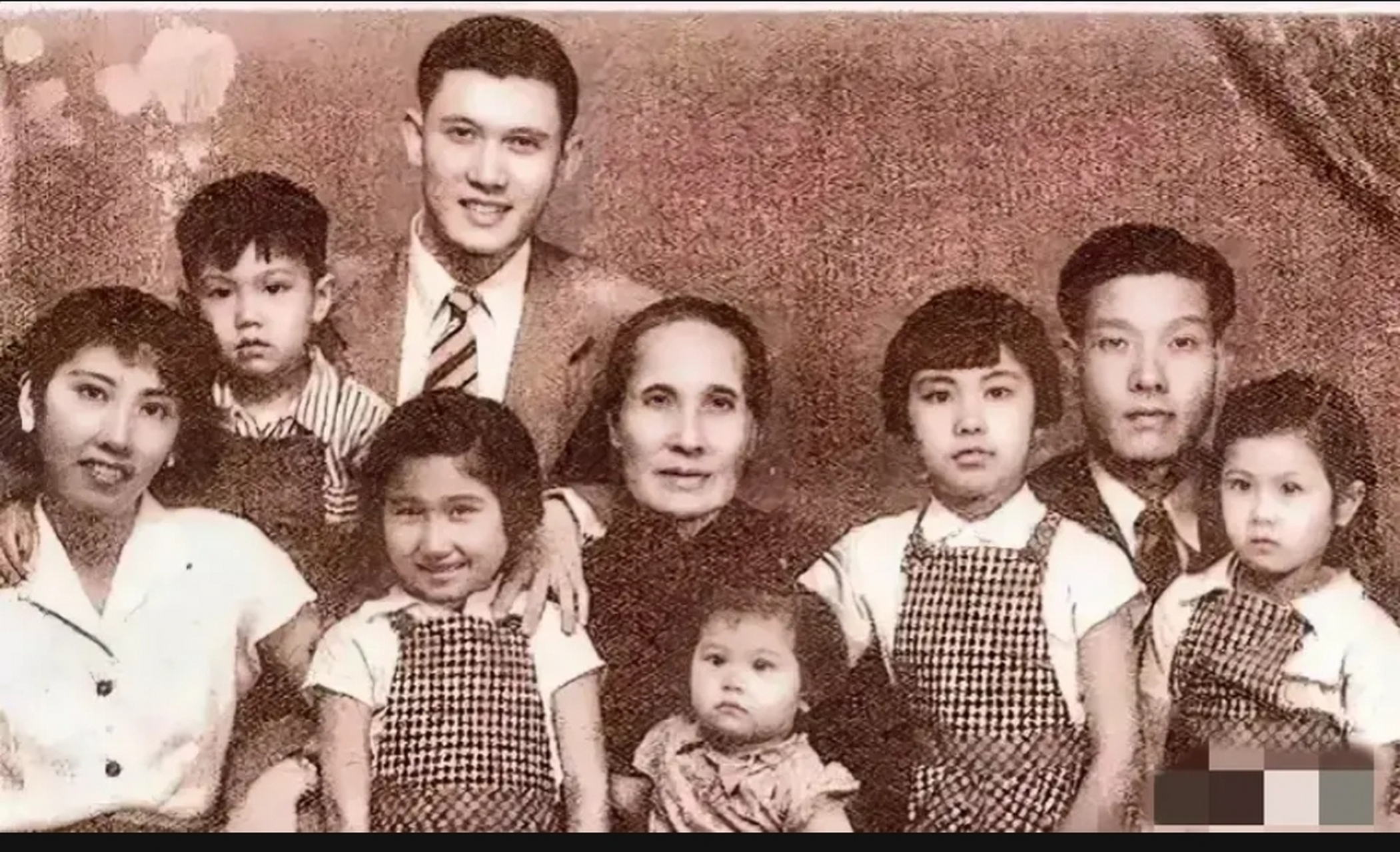 童年的马英九,留下的一张全家福,照片中的人是他的奶奶向敦,父亲马鹤