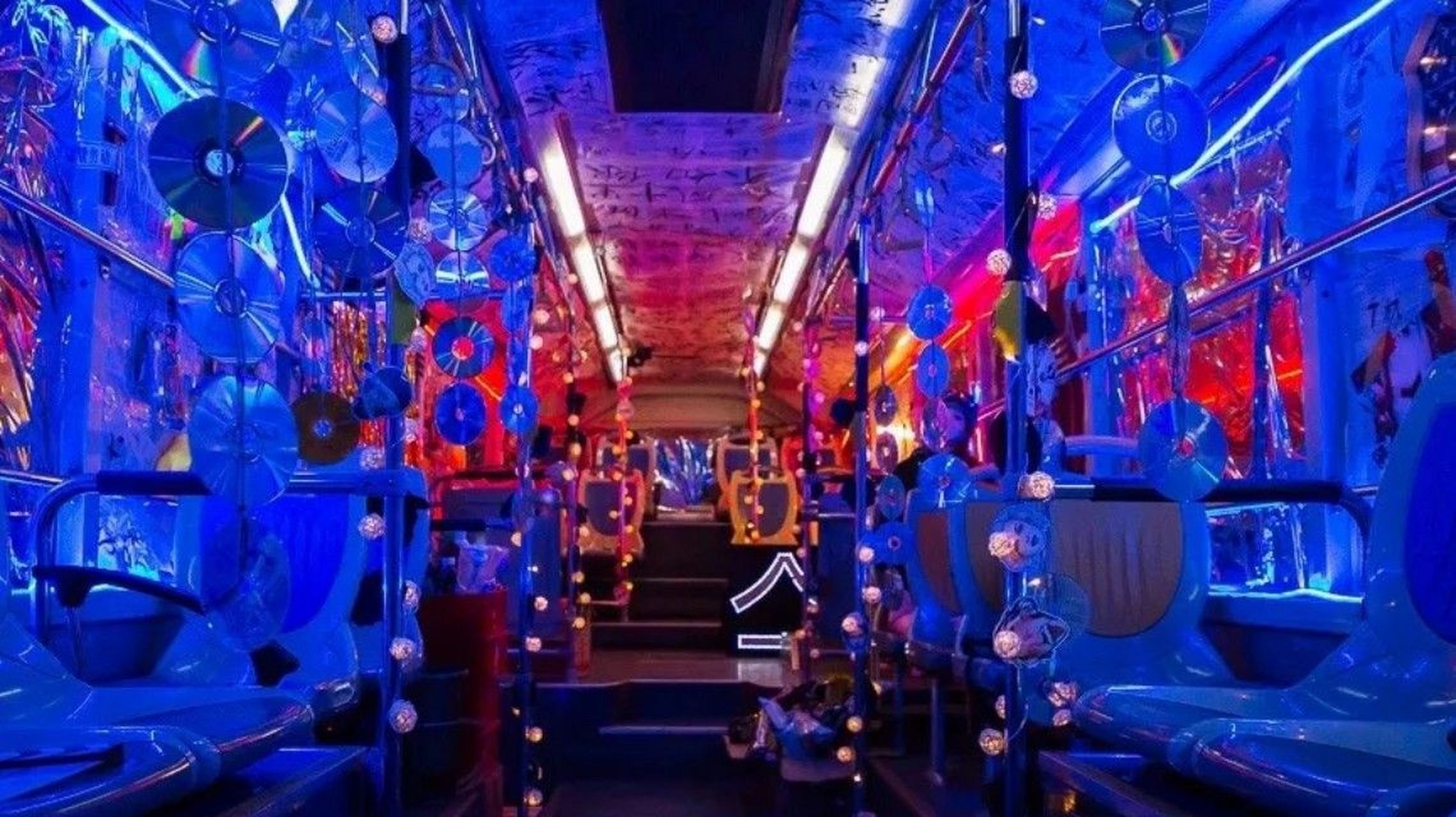 近日网上报道了,湖南常德街头惊现"公交车酒吧".