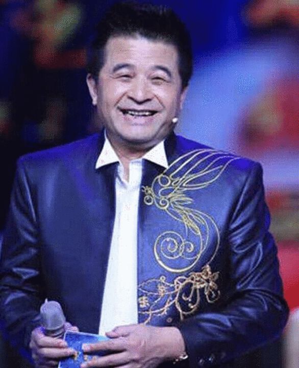 64岁毕福剑返璞归真,回乡下过上田园生活,工作苦仍满脸笑容