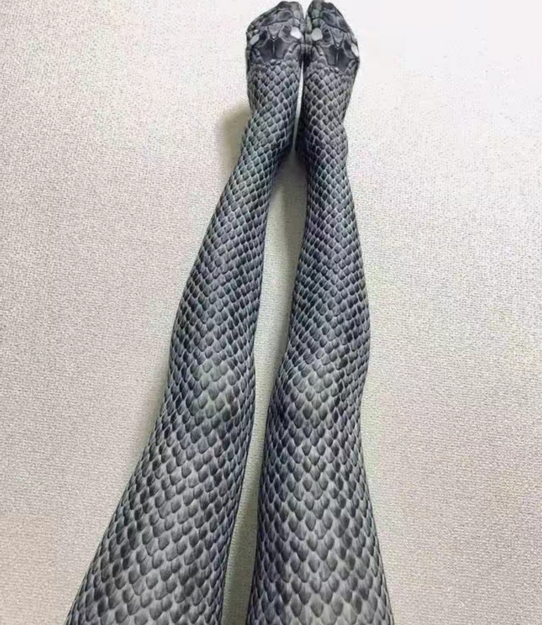 在网上买的蛇皮丝袜,本想给老公增加点情趣,谁知老公看了一下,以为是