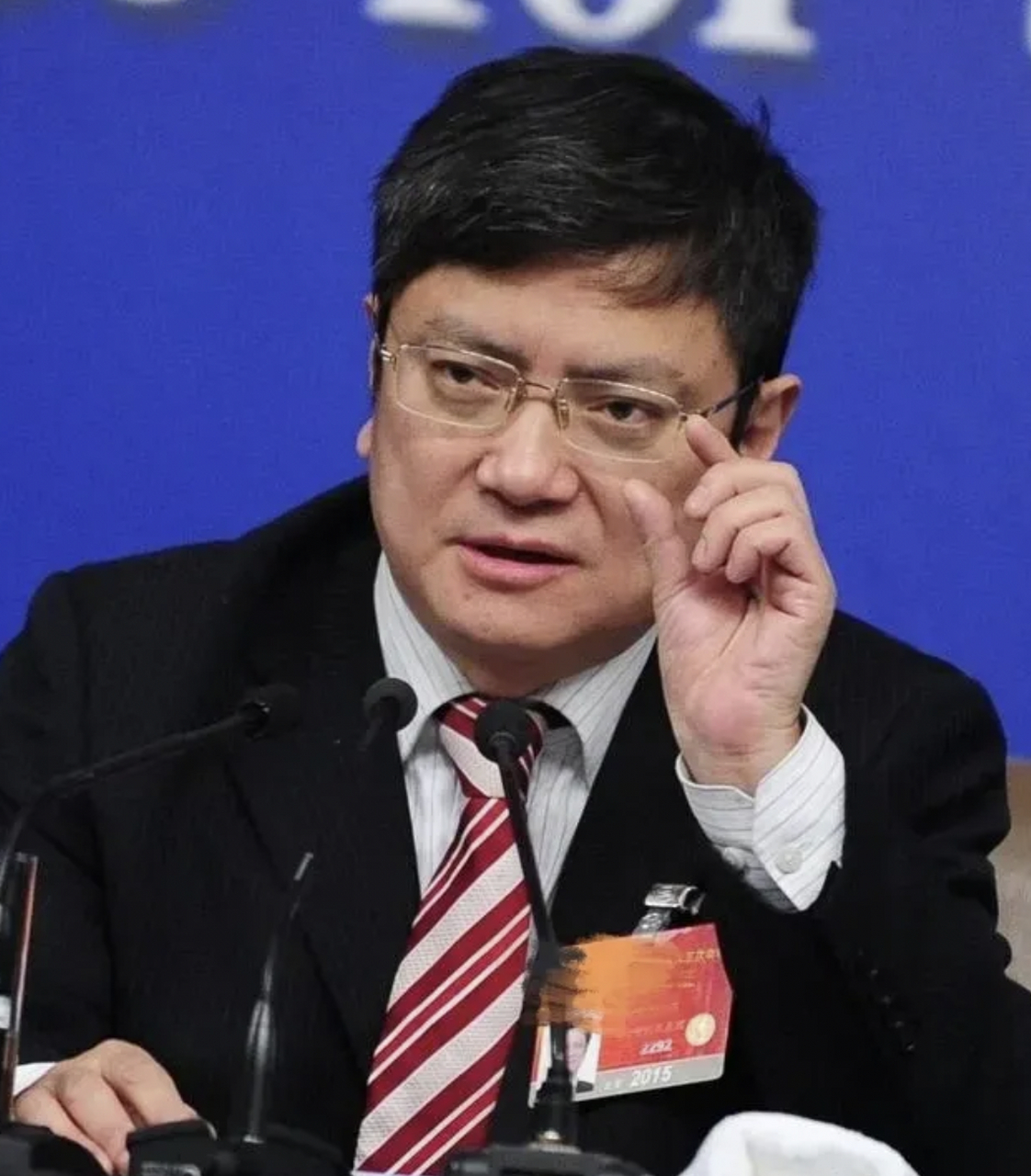 一次,网红教授郑强到厦门大学演讲,和易中天坐一起,郑强握手说:易教授