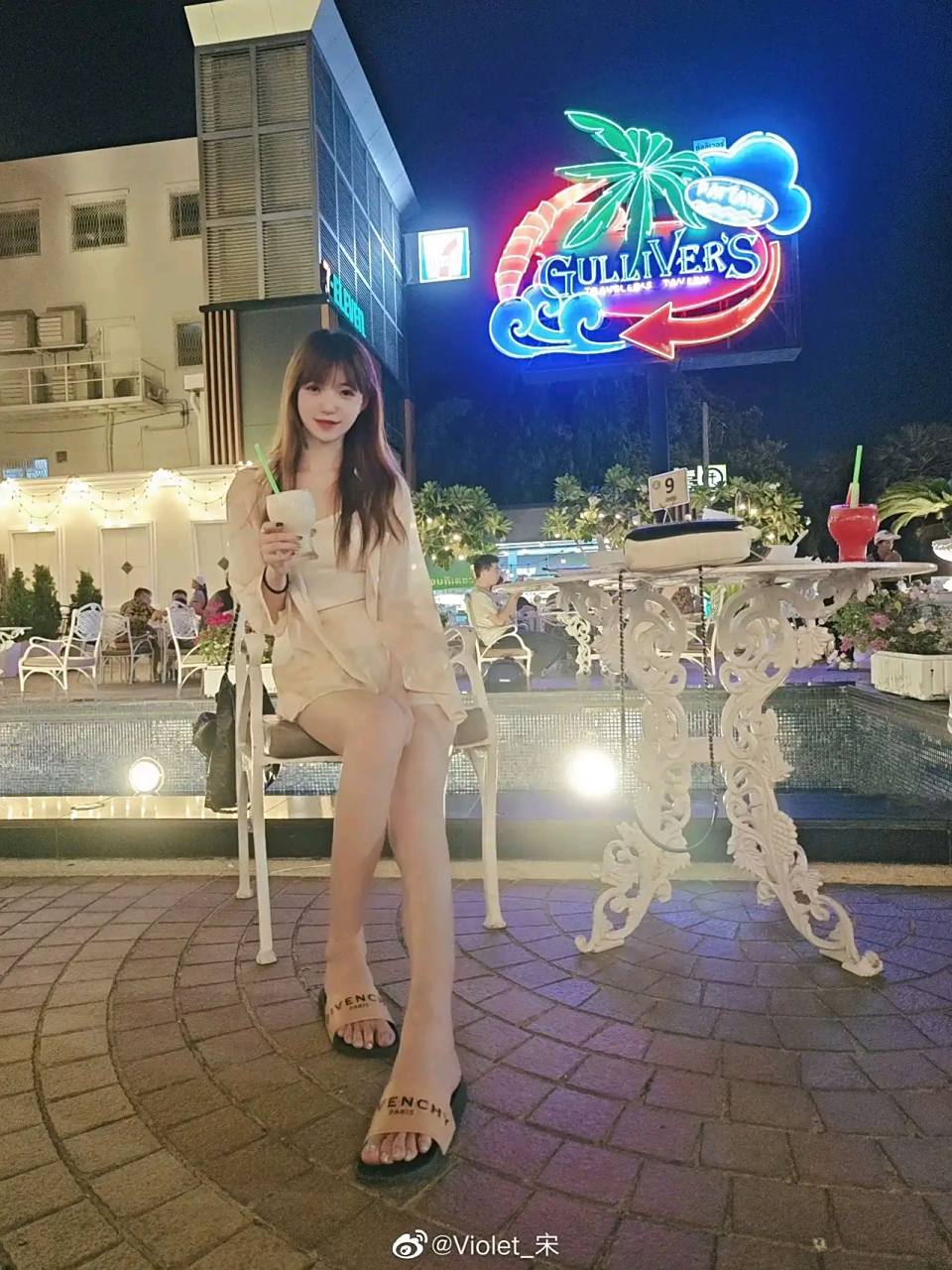 昨天有消息说iqoo产品经理宋紫薇离职,也就是机圈人气堪比雷军的"宋