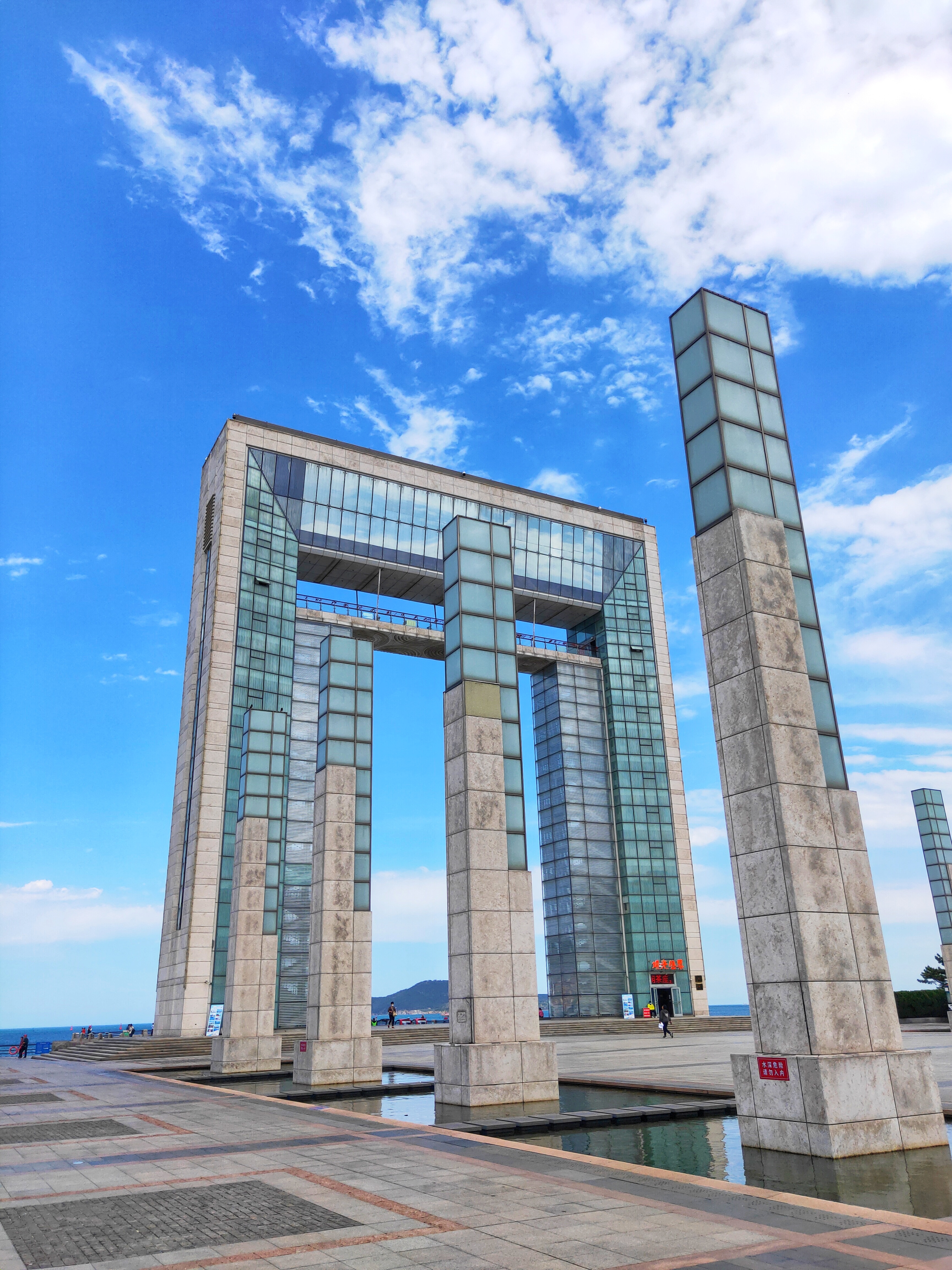 威海幸福公园地标建筑幸福门最喜欢威海的幸福公园经常到这里坐坐