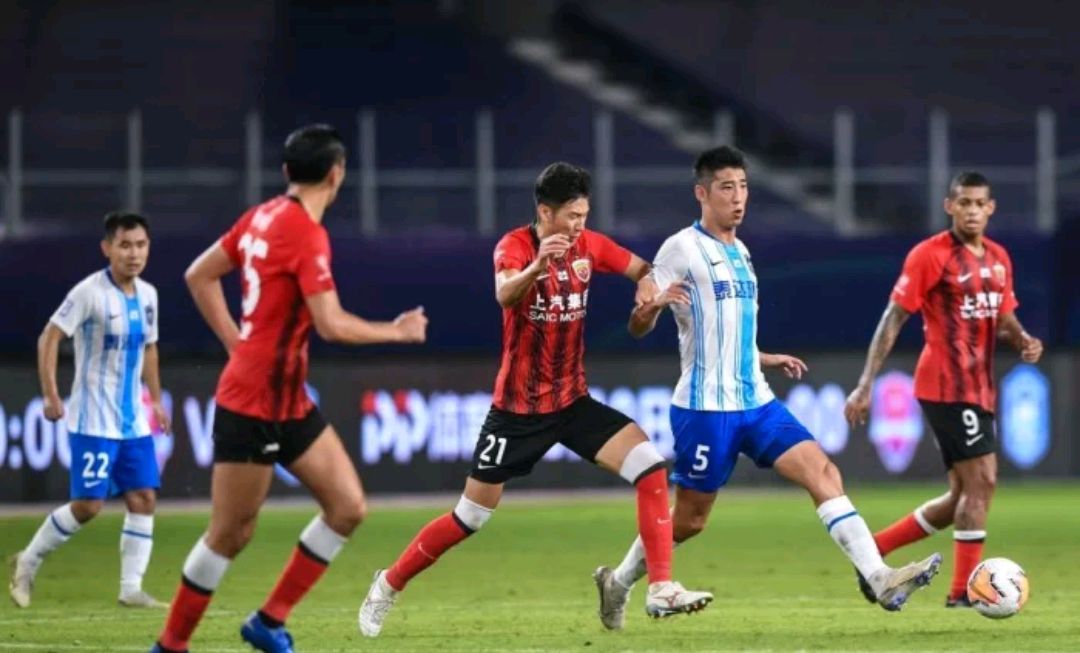 正拉剪刀?足球ak哥几分钟就把球潇洒飞起