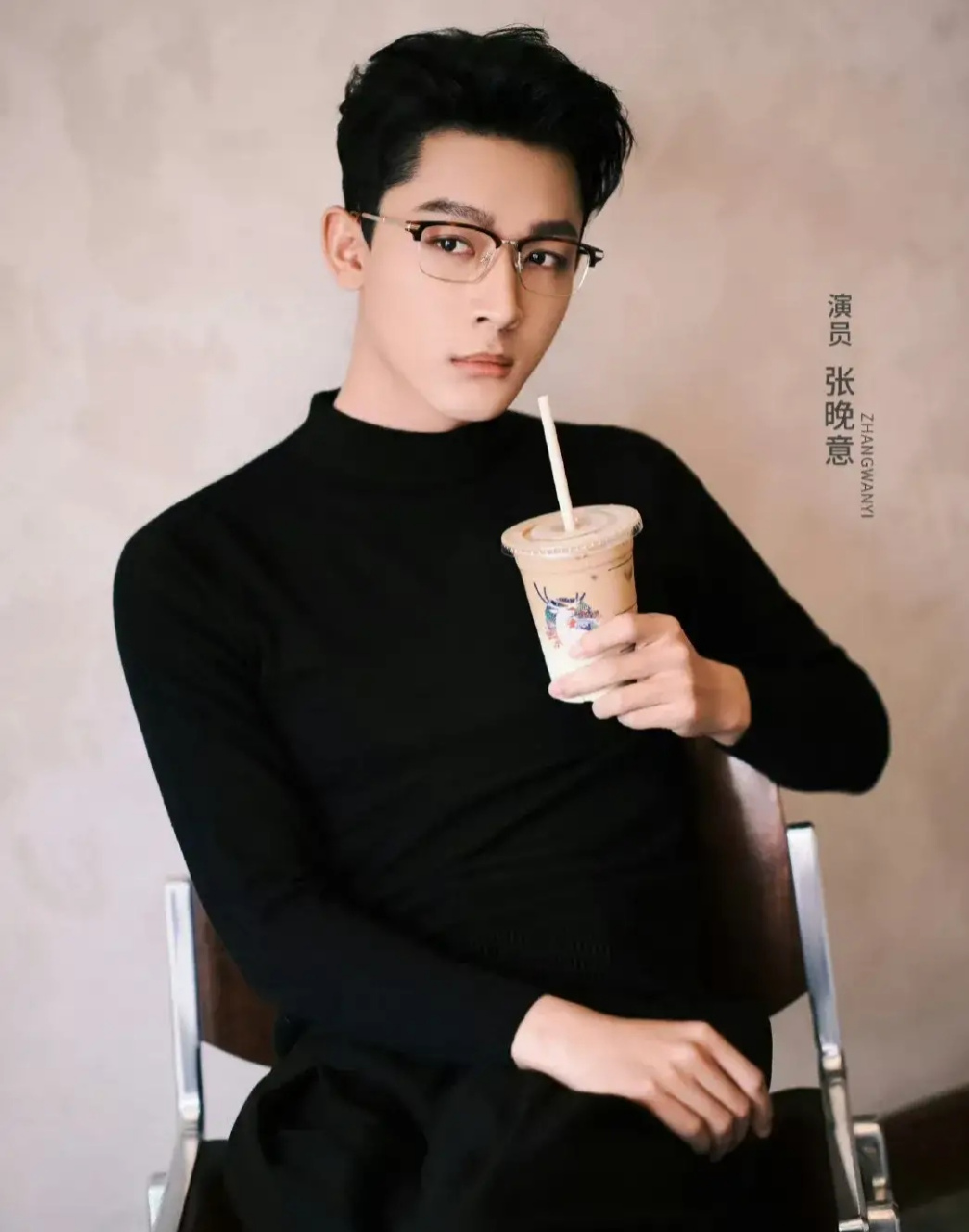 戴着眼镜的张晚意很有成熟男人的魅力,感觉他拿着的这杯咖啡也更加