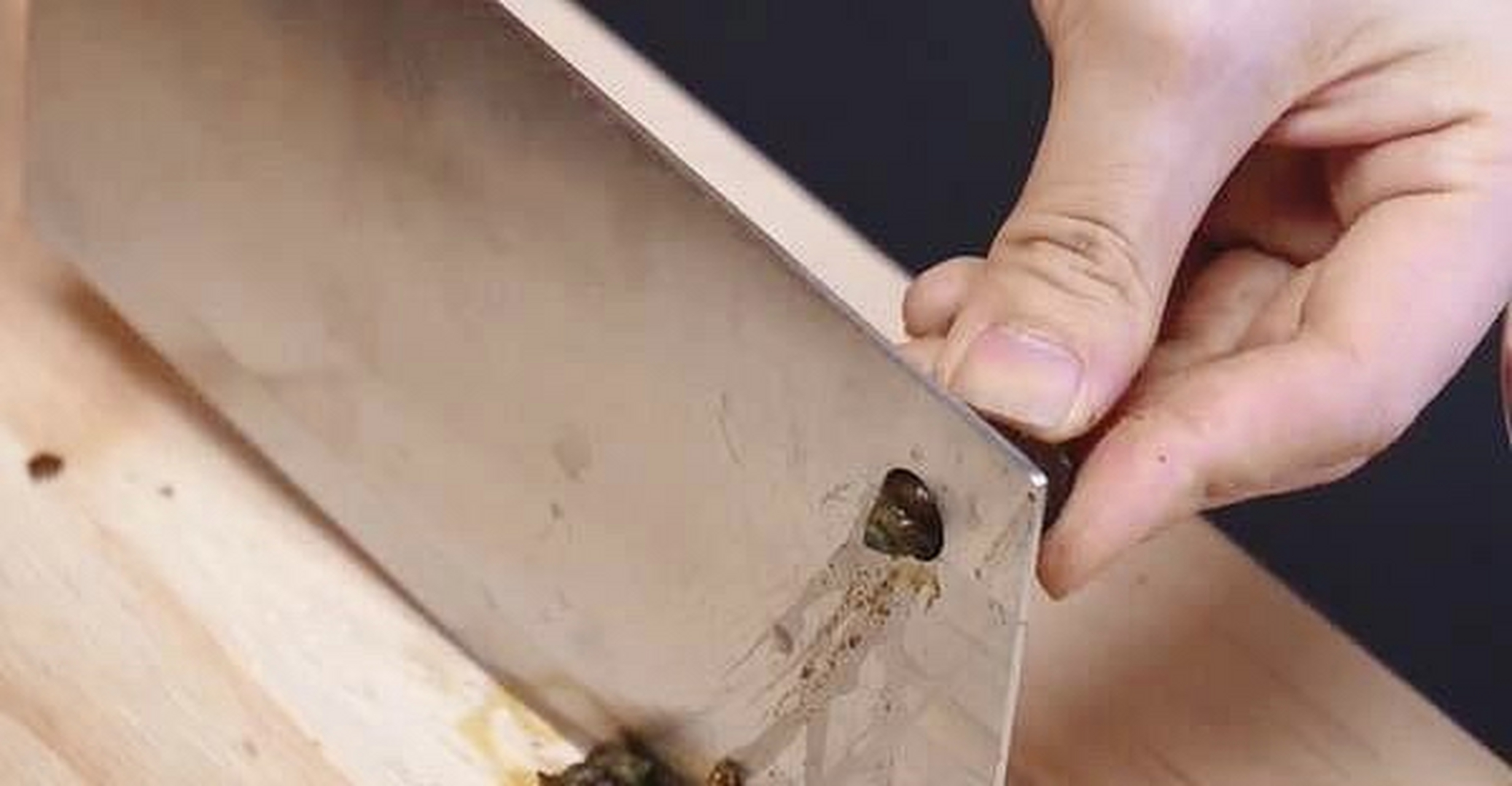 菜刀做出眼睛以此来区分菜刀不是凶器,不是兵器.