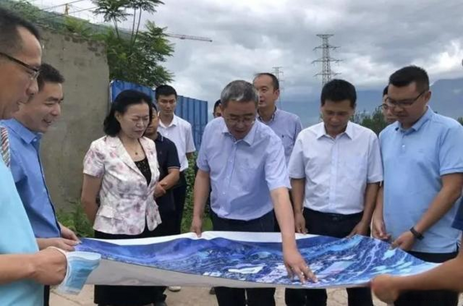 四川凉山州美女局长贺雪梅在父亲的葬礼上,收了230万礼金,引发热议.