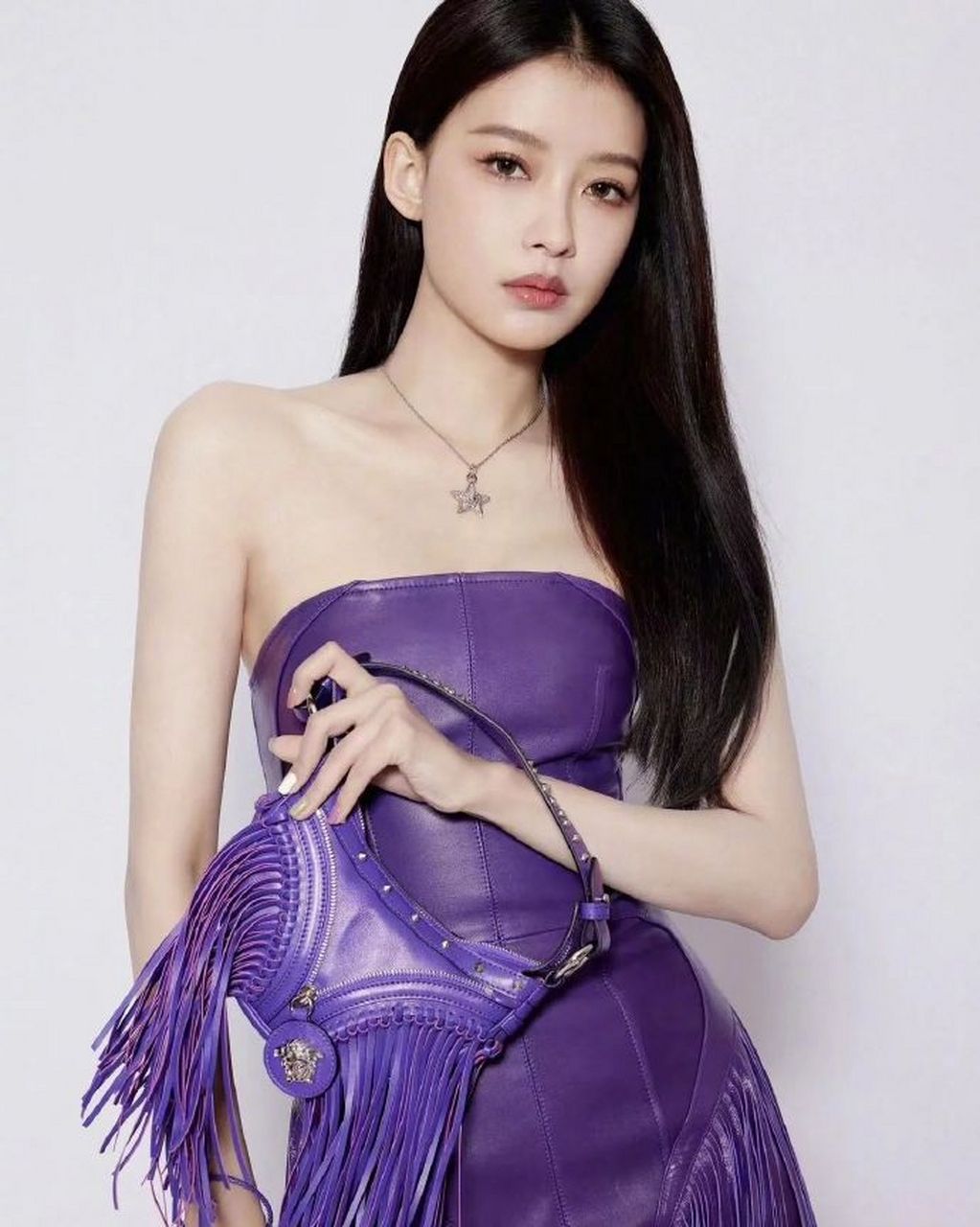 孙怡紫色流苏皮裙,又飒又美  孙怡穿上一条紫色流苏皮裙,尽显迷人身材