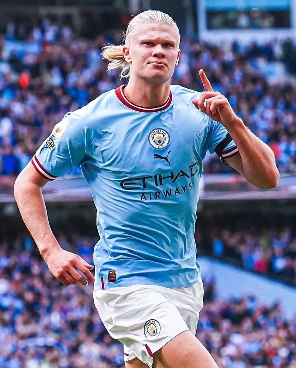 哈兰德包揽英超和欧洲金靴,身高195的他是瓜迪奥拉打造的长空之王?