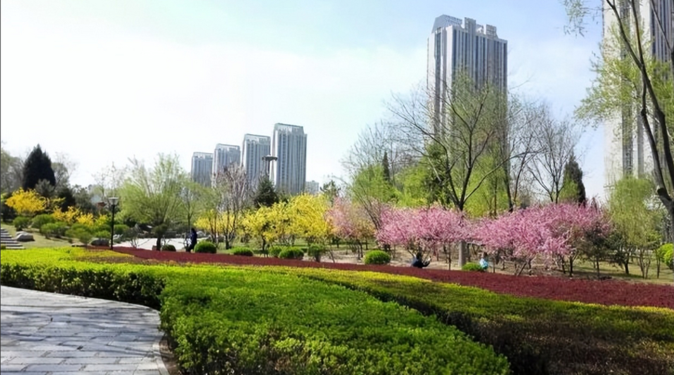 龙潭公园是位于中国山西省太原市的一座公园,前身是一座动物园,经过