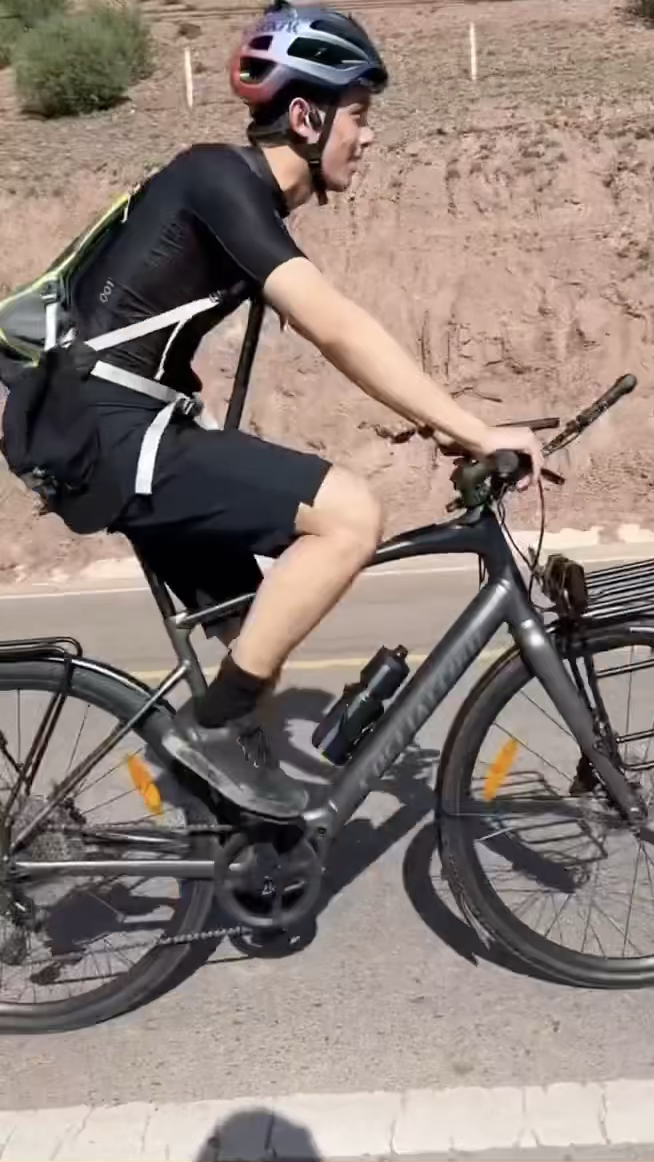 吴磊一个人新疆骑行之旅,车后的小风车太可爱了