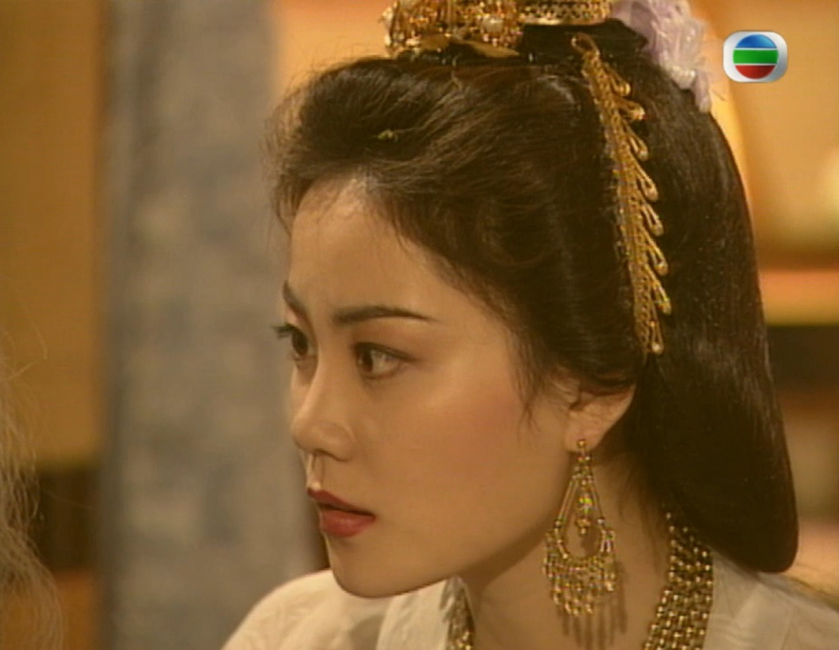 王菲在tvb演过的一部电视剧,饰演吃下秦始皇不死药的舞姬步荆红,沉怂