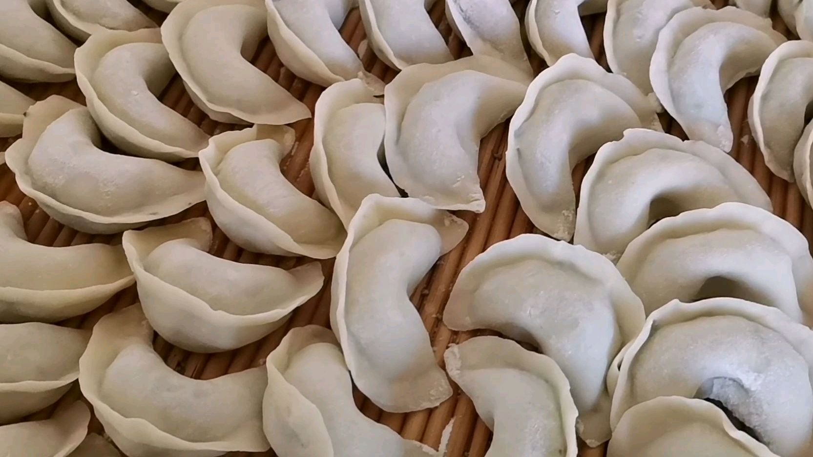 水饺这样做,包了两大屉,一大铁锅就能煮完,太过瘾