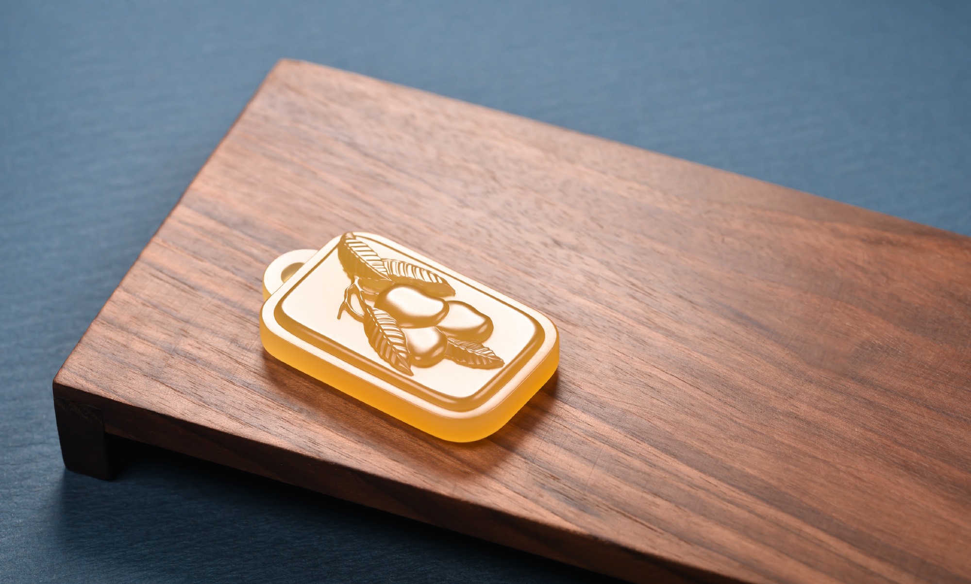 玉石的磨砂和亮光其实是一种玉石成品的工艺处理方式,具体体现在成品