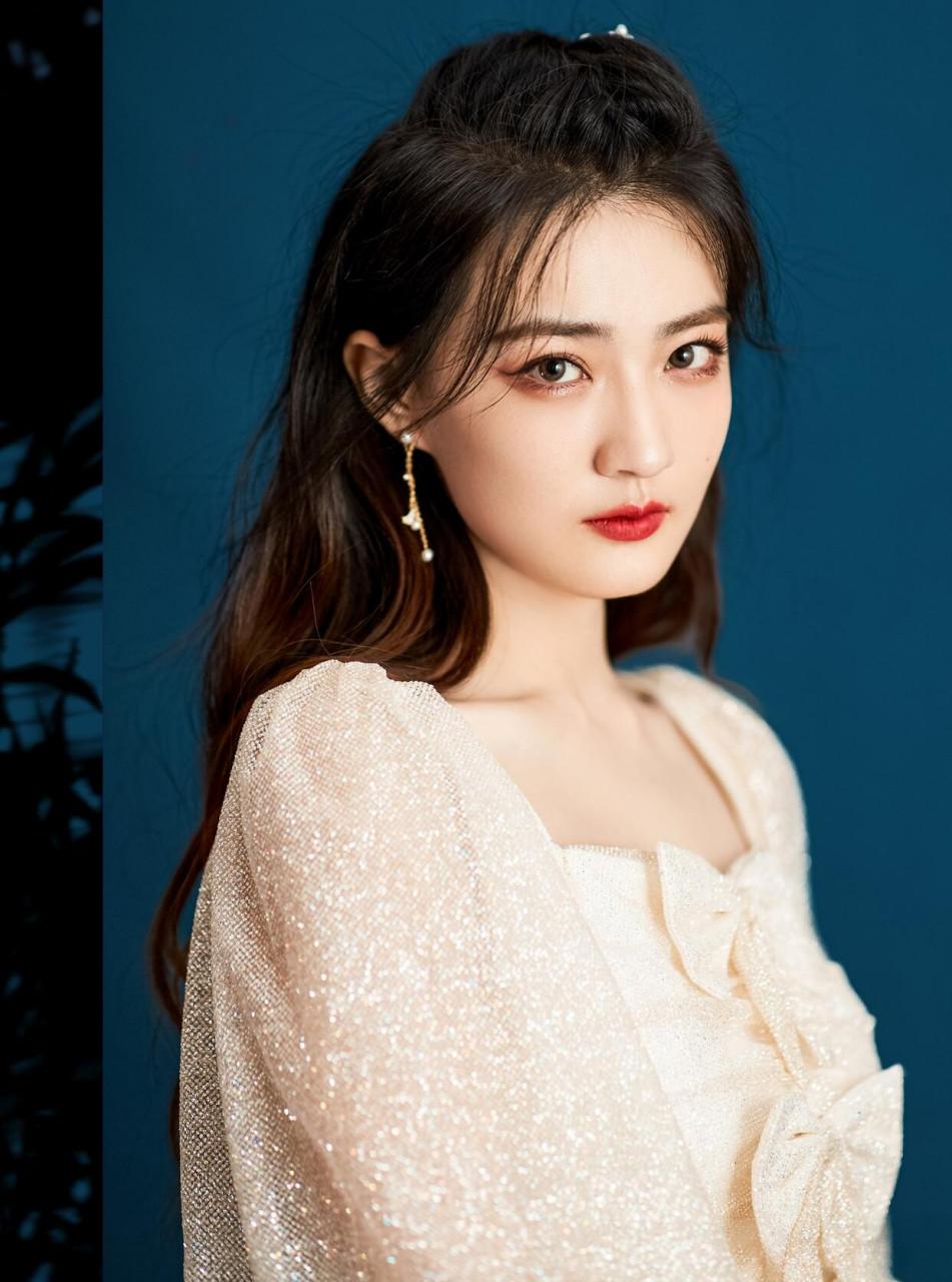 徐璐身穿亮片网纱灯笼袖中长款连衣裙,简直是光彩照人!