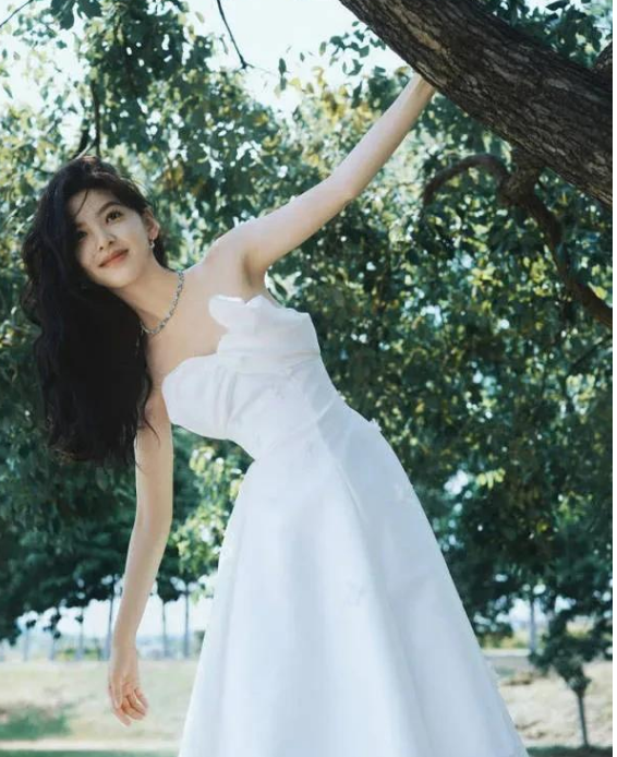 章若楠夏日林间写真释出穿白色抹胸礼服清新甜美