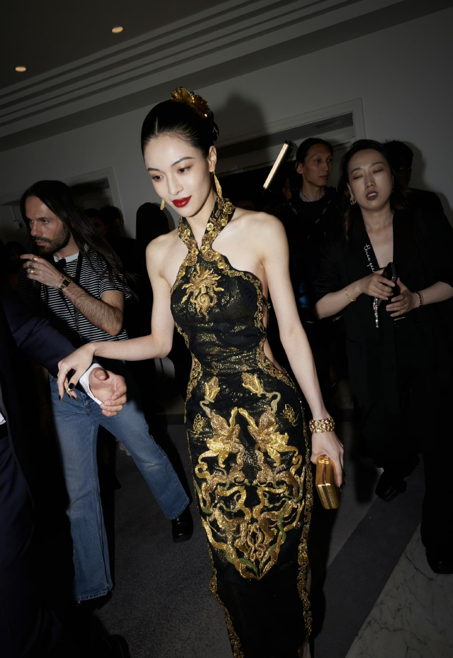 钟楚曦# 戛纳红毯东方美人 钟楚曦身穿劳伦斯·许2013经典高定礼 