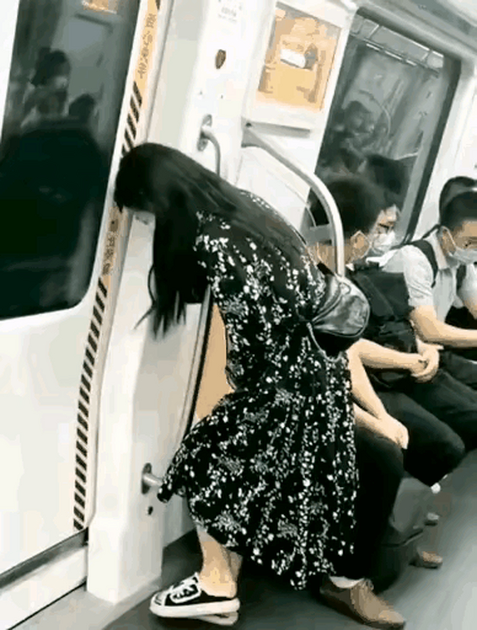 出门不要穿裙子,不方便大小便,万一憋不住就淌一地.这种情况的话穿长