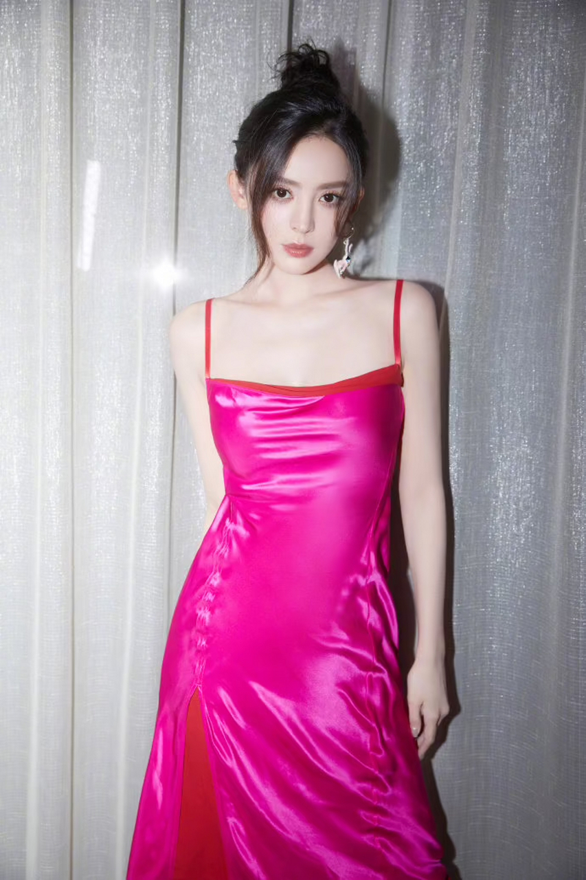 古力娜扎女人味真是藏不住,"内衣外漏"礼裙是勾勒出吸晴的"事业线"