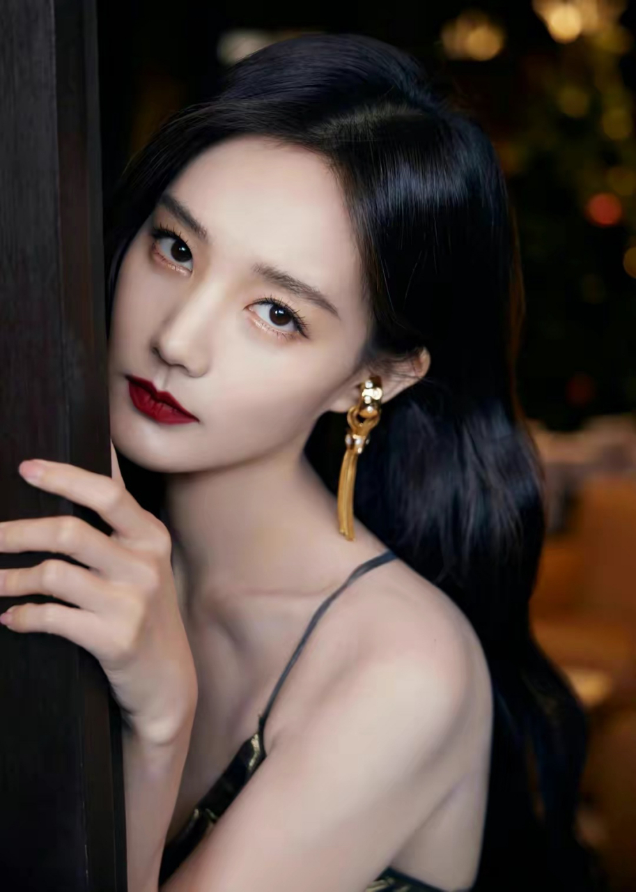 李一桐金色吊带开叉长裙#高跟鞋