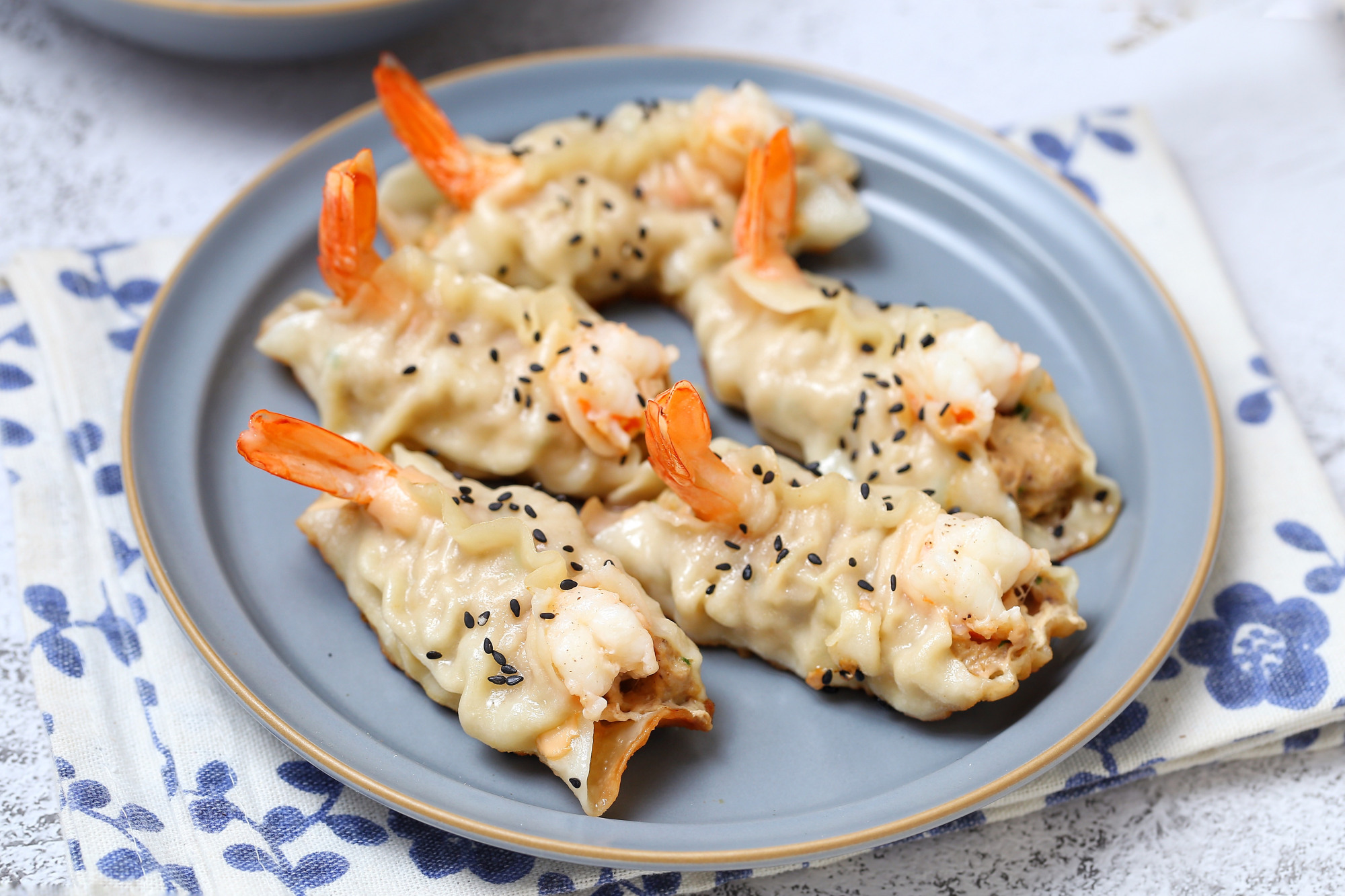 无需揉面不用等待,教你做薄底脆皮的鲜虾锅贴,营养美味早餐必备