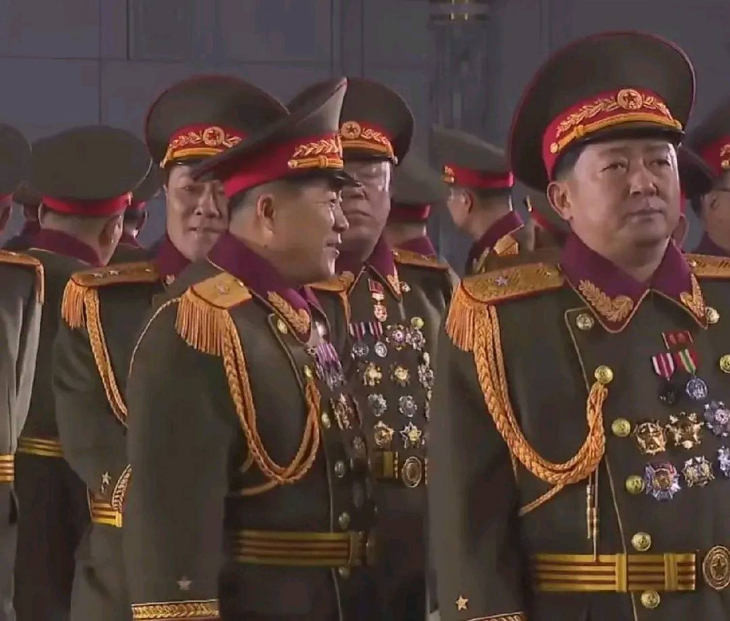 2023年朝鲜阅兵上陆海空军官们的冬季新式礼服大衣,款式和以前相比,有