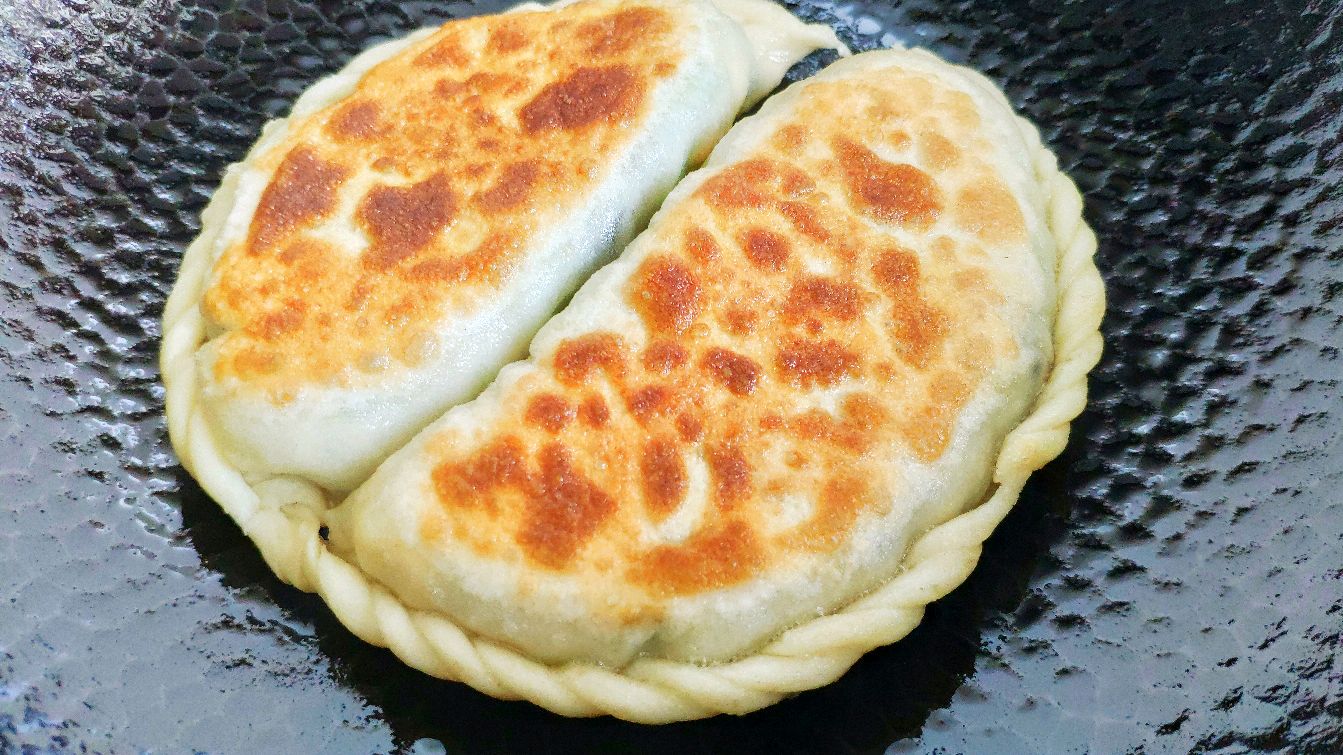 花边韭菜盒子,韭菜馅这样调,想让它出水都难