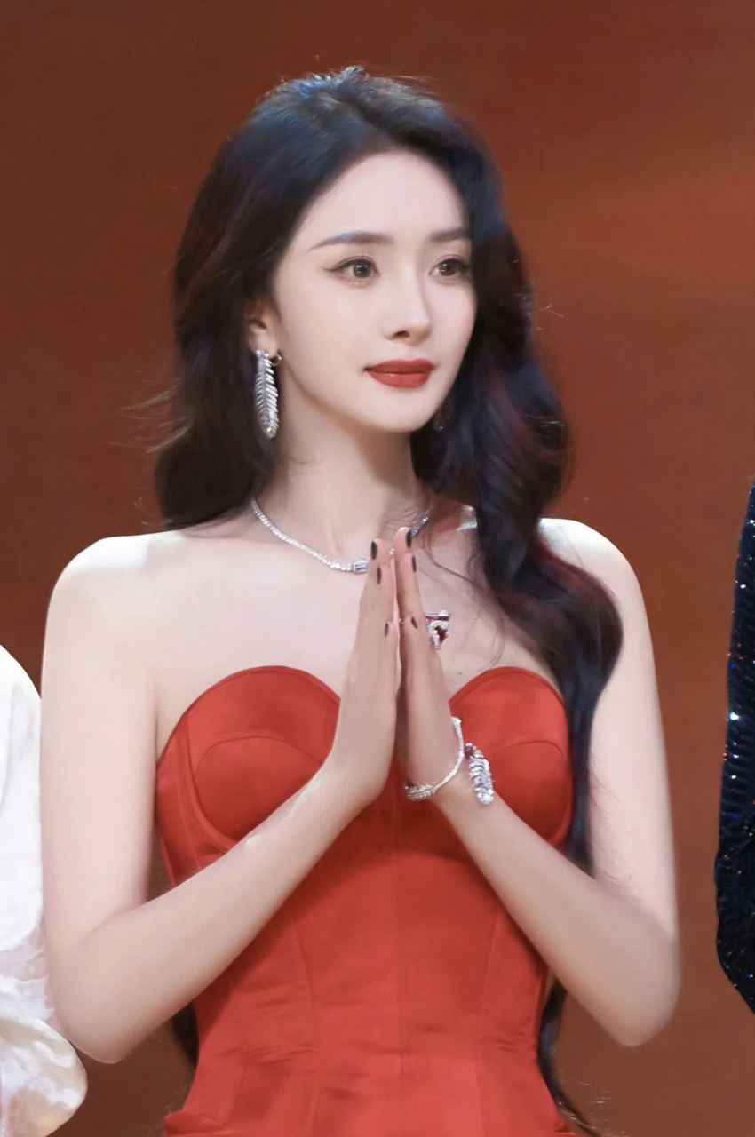 杨幂真的非常适合这种简约单色的晚礼服,她的体态真的是太好了!