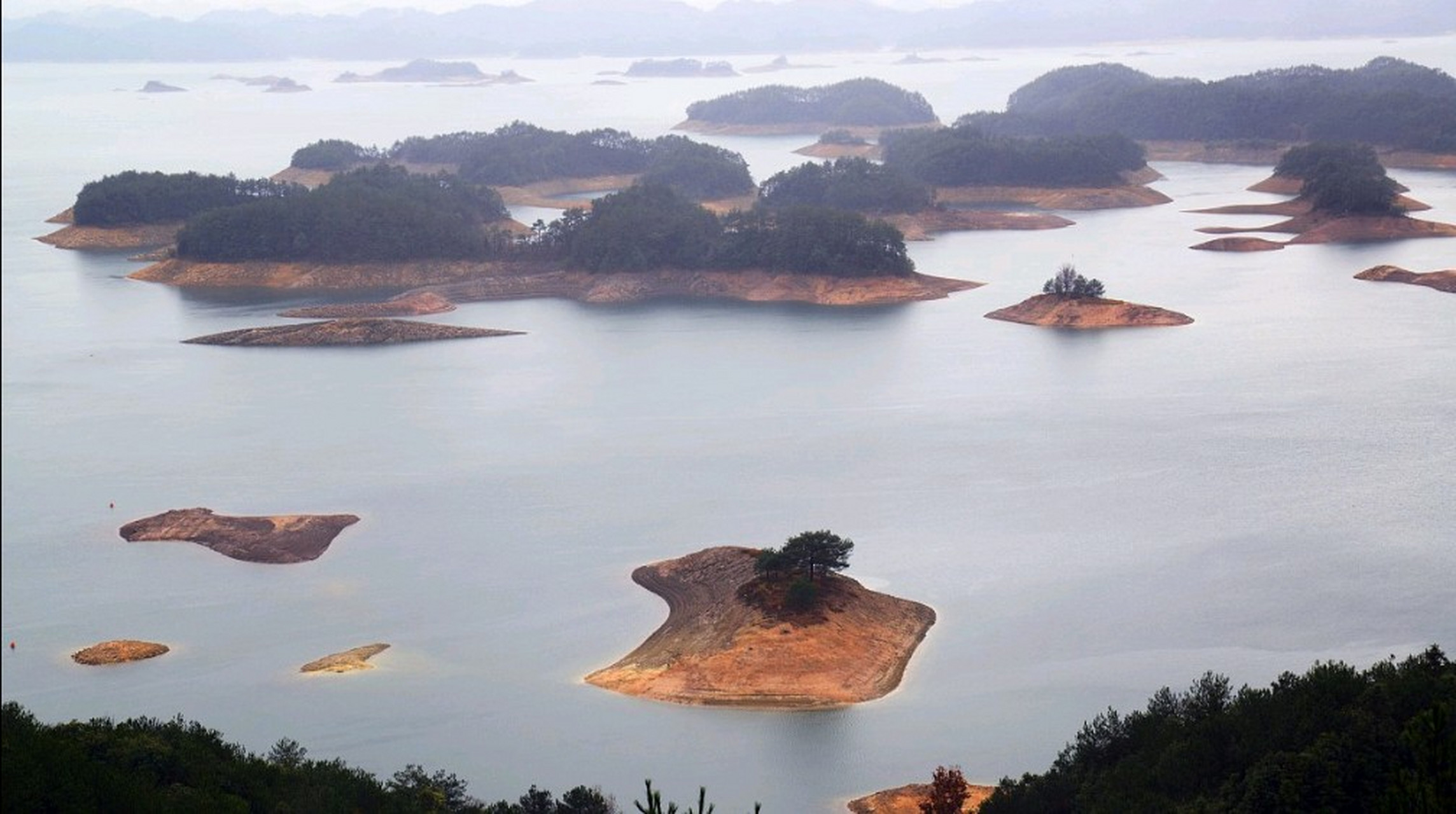 千岛湖位于中国浙江省淳安县,是浙江省乃至全国著名的旅游景点之一.