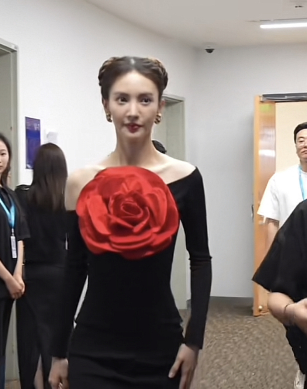 金晨黑玫瑰造型,这个太酷了吧～[二哈]照镜子的时候应该会被自己美哭