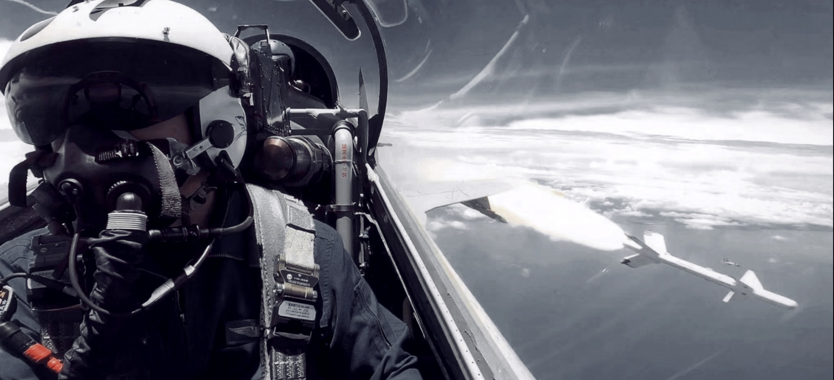 三位飞行员的氧气面罩各不相同,你喜欢哪种?