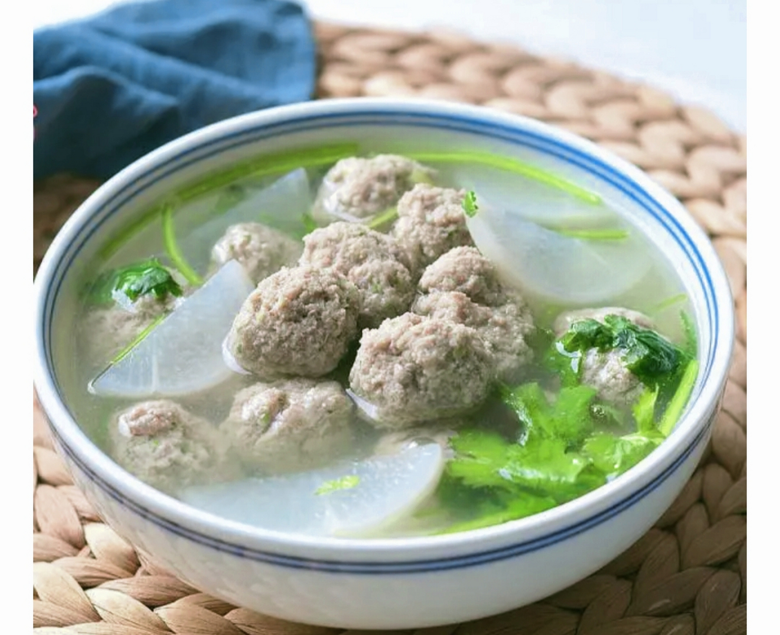 今天做了一道羊肉丸子萝卜汤,美味可口,心情也因此变得格外满足.