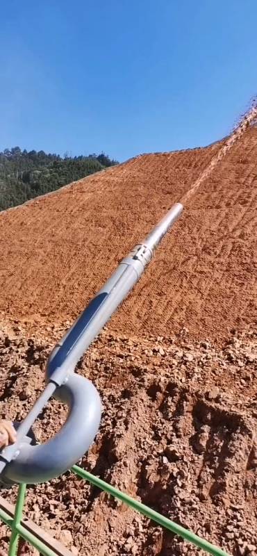 二级边坡绿化草籽喷播施工现场,车载式客土喷播机-度小视