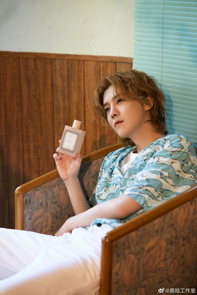 组图：鹿晗薄荷绿花衬衣七夕写真释出 卷发造型尽显复古清新第5张图片