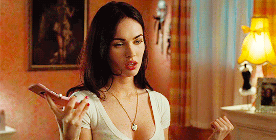 《詹妮弗的肉体》,她演被恶魔附身的校花,引诱少男,将其吃掉被大导演