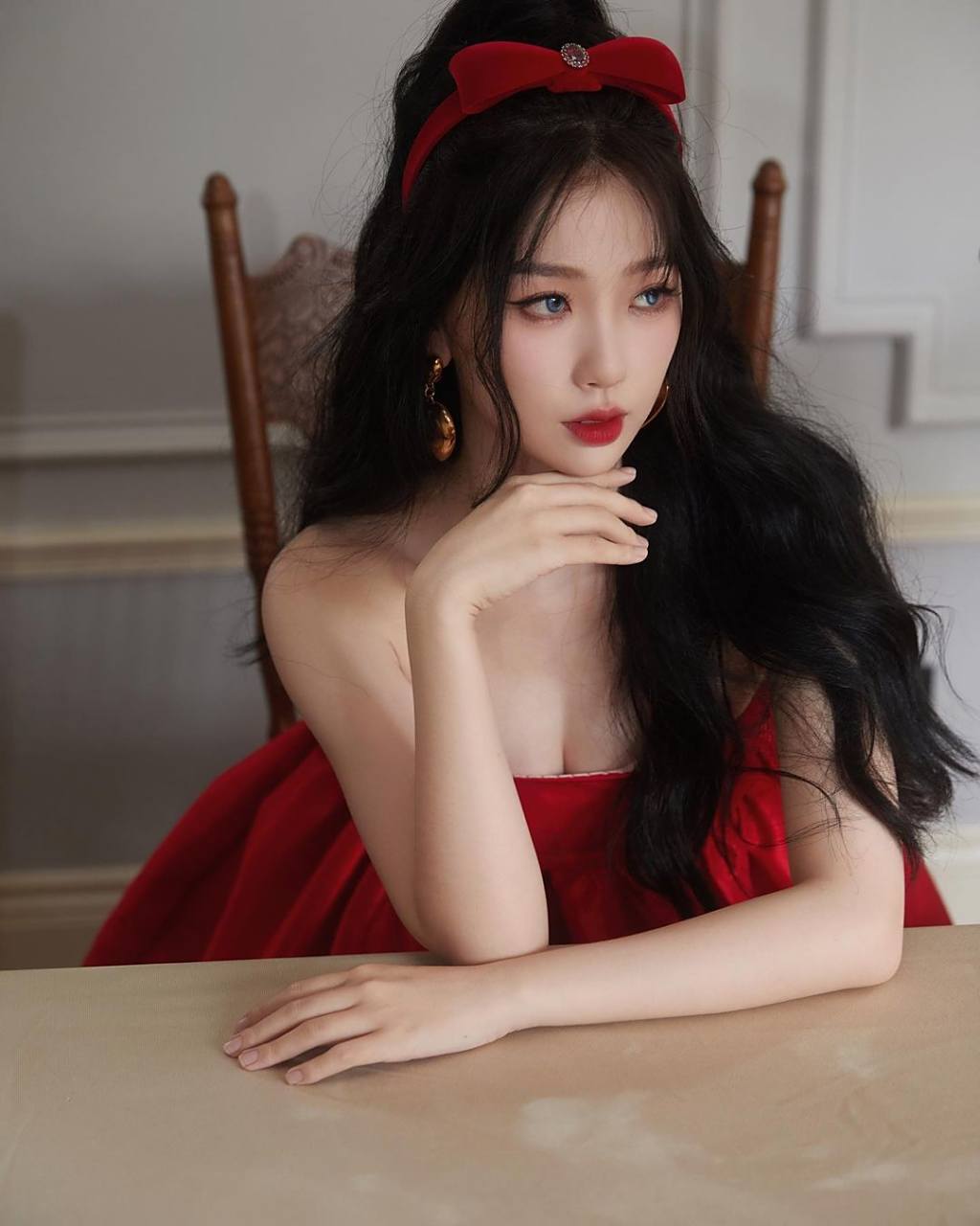 虞书欣最新照片. 她分享了几套造型. 红色抹胸蓬蓬裙尽娇小丰满身材.