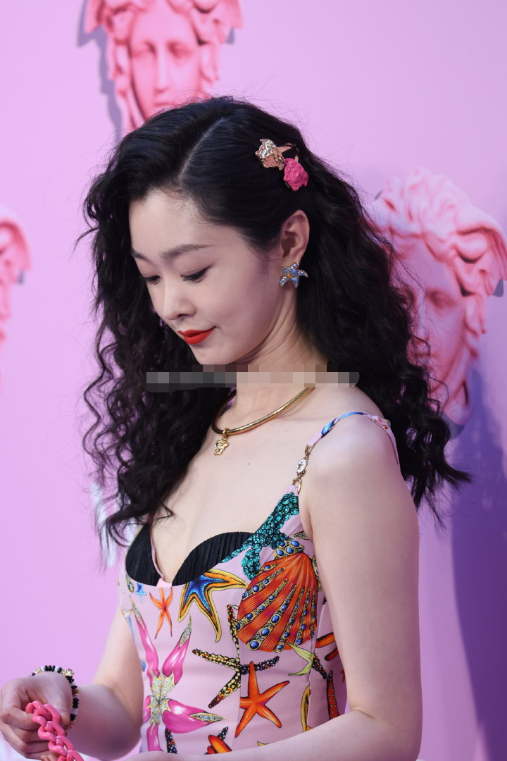 宋轶穿一身粉裙很减龄,可惜颈纹太明显,网友:治好了容貌焦虑症