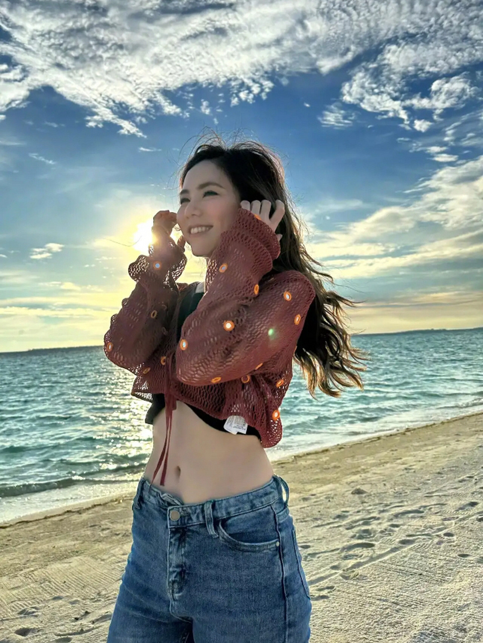 除了令人惊叹的颜值之外,邓紫棋的小蛮腰更是让人赞叹不已,尽显好身材