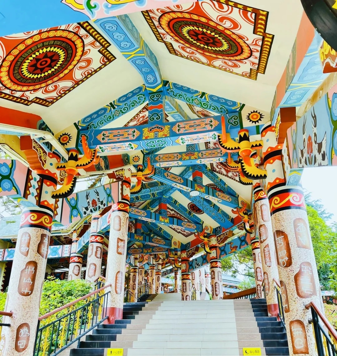 云南楚雄彝族自治州博物馆,位于云南楚雄市的南门外