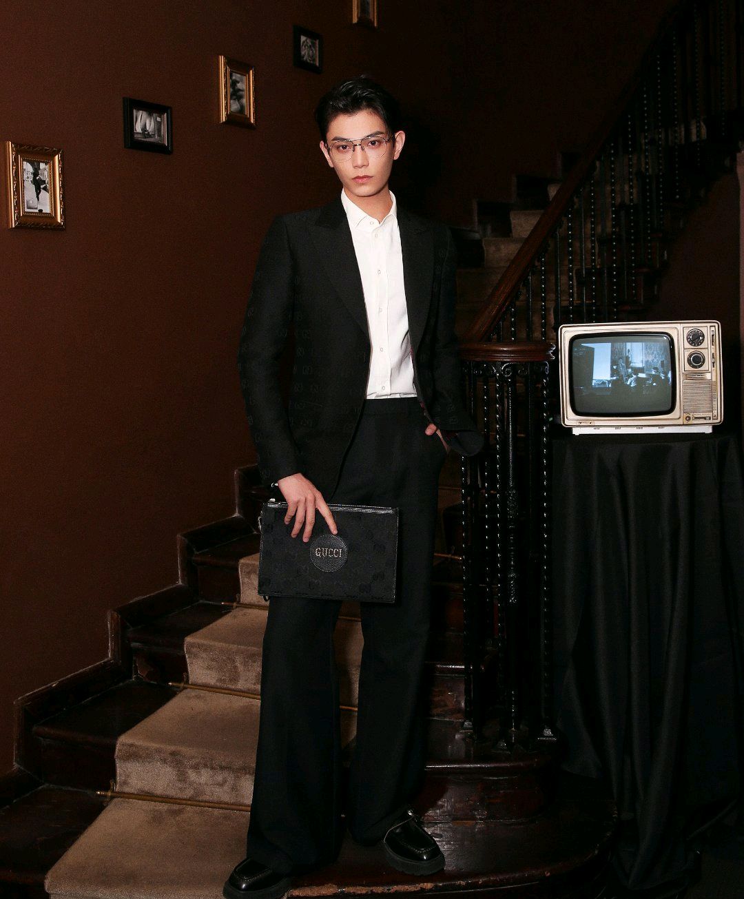 丁禹兮身穿缎面西装化身优雅贵公子,雅痞气质独一份,禁欲系绝杀